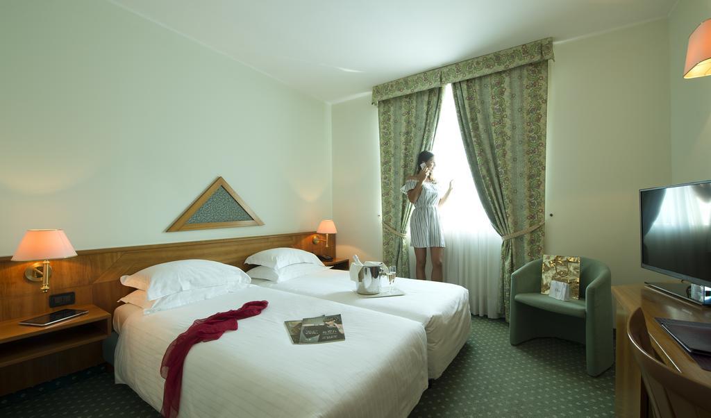 Castagna Palace Hotel & Restaurant مونتيكيو ماجوري المظهر الخارجي الصورة